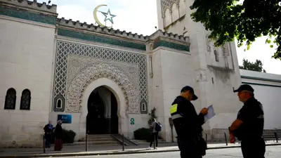  الشرطة الفرنسية يقفون أمام المسجد الكبير في باريس