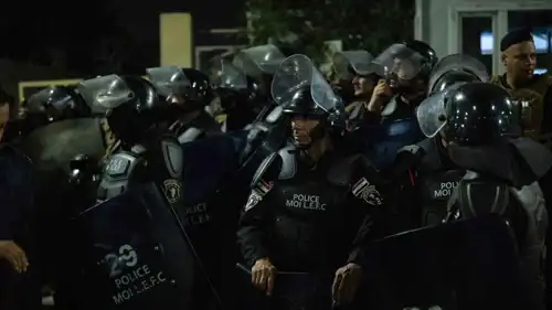 الشرطة العراقية أمام القنصلية الكويتية في البصرة