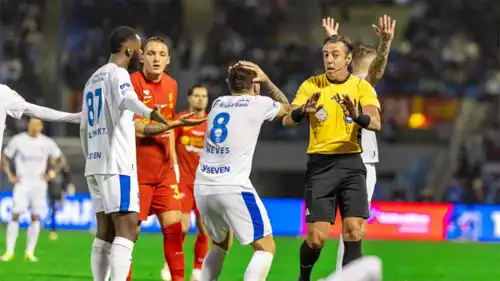 البرازيلي رفائيل كلاوس خلال مباراة القادسية والهلال