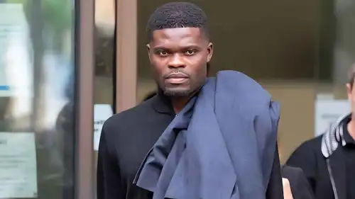 توماس بارتي خلال خروجه من المحكمة