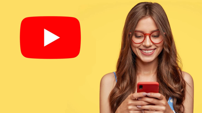 فتاة تحمل بيدها هاتف وبجانبها شعار يوتيوب