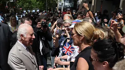 الملك تشارلز يصافح الجمهور في سيدني