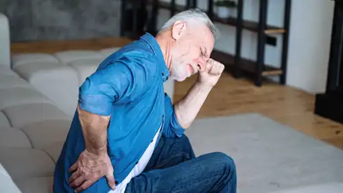 رجل يعاني من آلم في الظهر 