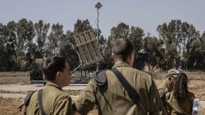 جنود إسرائيليون أمام منظومة "القبة الحديدية"