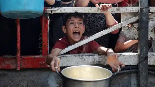 طفل ينتظر الحصول على الطعام في غزة