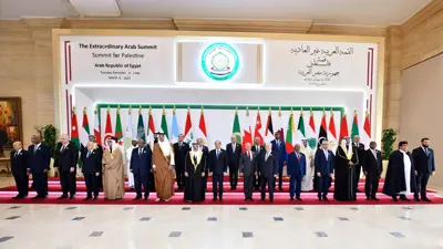 صورة جماعية في ختام القمة العربية الطارئة في القاهرة