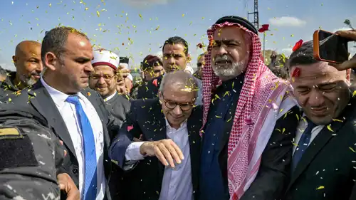 نواف سلام يُستقبل بالقصاصات الورقية في قرى الجنوب اللبناني