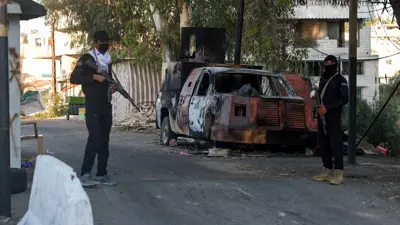 مسلحان تابعان للأمن السوري في اللاذقية