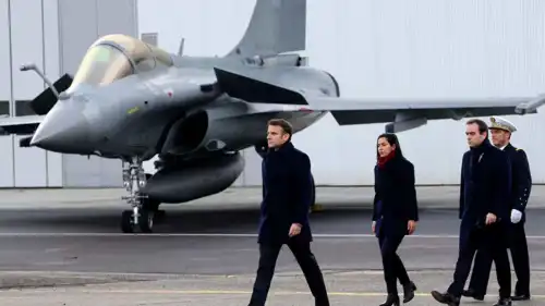 الرئيس الفرنسي أمام طائرة من طراز رافال