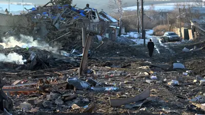 مشهد من الدمار في خاركيف بعد هجوم روسي سابق