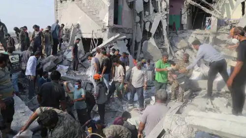 فرق الإنقاذ والسكان في موقع الهجوم على المدرسة