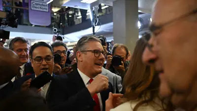 كير ستارمر يحتفل وسط أنصاره