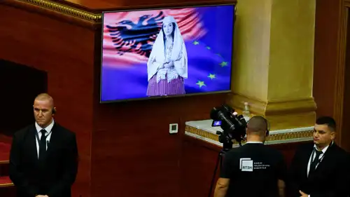 الوزيرة الافتراضية "دييلا" تلقي كلمتها أمام البرلمان الألباني