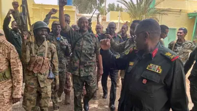 البرهان مع مجموعة من قوات الجيش