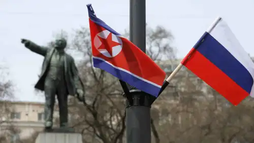 يظهر العلم الروسي وعلم كوريا الشمالية