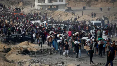 فلسطينيون يتجمعون لتلقي المساعدات في غزة