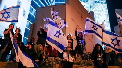 إسرائيليون يحتجون لإنهاء الحرب وإطلاق سراح الرهائن