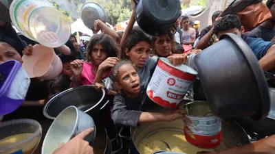 أطفال ينتظرون المساعدات في غزة