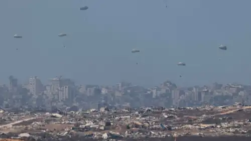 إسقاط مساعدات على قطاع غزة