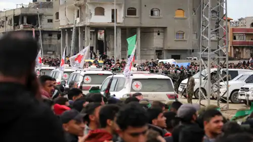 سيارات الصليب الأحمر الدولي في غزة خلال عملية تبادل سابقة