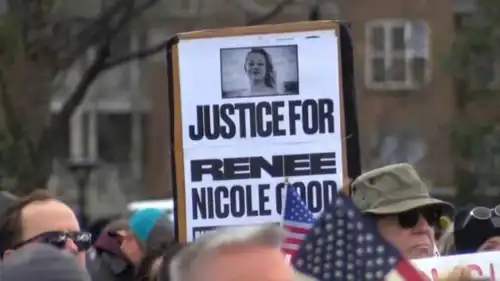 محتجون يرفعون صورة امرأة قتلت باحتجاجات مينيسوتا