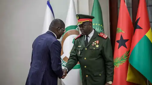 رئيس غينيا بيساو باللباس العسكري ورئيس وزراء المرحلة الانتقالية