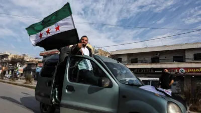 سوريون يحتفلون بإسقاط نظام الأسد