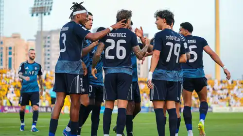 جواو فيليكس مع زملائه في مباراة النصر والوصل