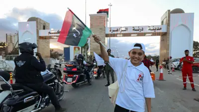 صبي ليبي يرفع العلم الليبي