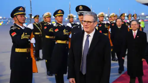 استقبل رئيس وزراء بريطانيا لحظة وصوله الصين