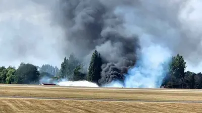 الدخان يتصاعد بعد تحطم الطائرة