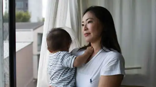 امرأة يابانية وطفلها