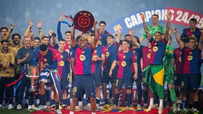تتويج لاعبي برشلونة بلقب الدوري الإسباني