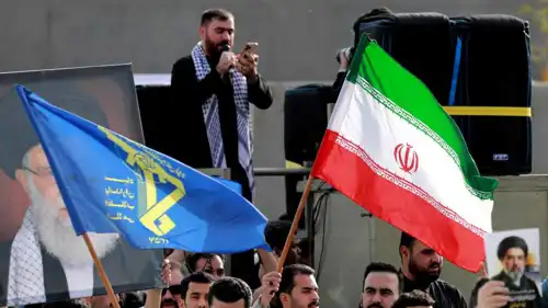 عراقيون يرفعون أعلام إيران والحرس الثوري