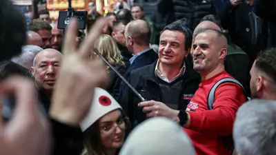 كورتي يلتقط الصور مع مؤيديه