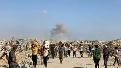 فلسطينيين في موقع لتوزيع المساعدات في غزة