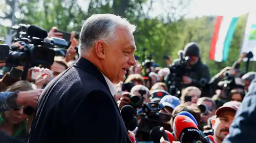  فيكتور أوربان يتحدث إلى الصحفيين بعد الإدلاء بصوته