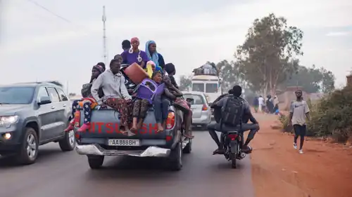 ركاب يستقلون شاحنة بيك آب مكتظة في باماكو