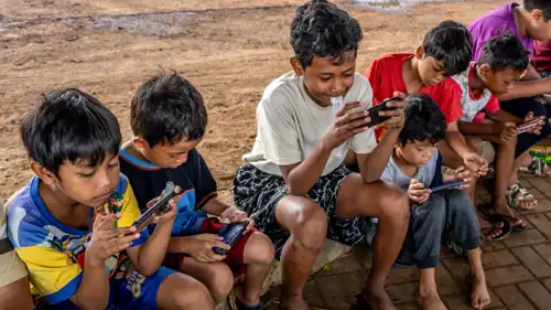 أطفال يستخدمون هواتف