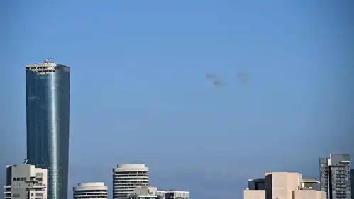 دخان في سماء تل أبيب بعد اعتراض صواريخ إيرانية