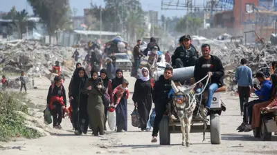 فلسطينيون في غزة ينزحون بعد الغارات الإسرائيلية