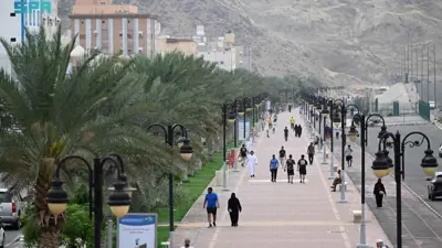 أشخاص يمارسون رياضة المشي 