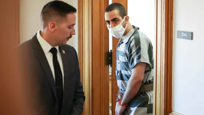 هادي مطر منفذ الهجوم على سلمان رشدي في محكمة أمريكية