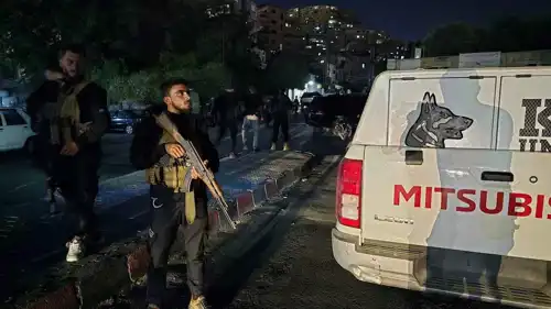 أفراد من الشرطة السورية عند مكان تفجير المزة