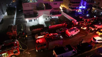 مسعفون في موقع سقوط الصواريخ بنهاريا