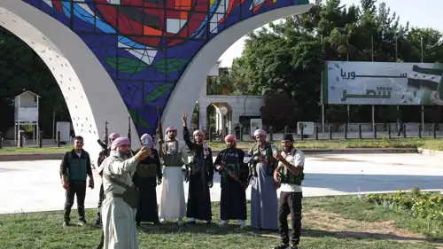 مقاتلون من العشائر في ساحة الأمويين بالعاصمة السورية دمشق