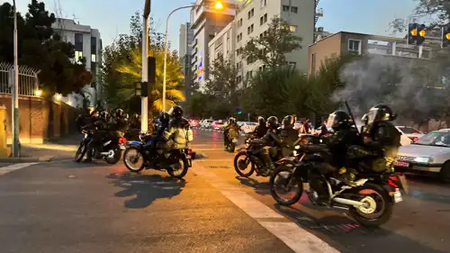 أفراد من الشرطة الإيرانية خلال احتجاج سابق