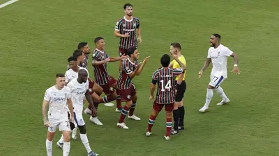 ضربة جزاء "ملغاة" تفجر جدلا في مباراة الهلال وفلومينينسي 