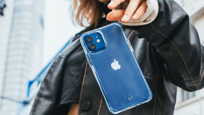 فتاة بيدها هاتف 