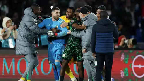 اشتباك لوكا زيدان حارس الجزائر مع لاعبي نيجيريا